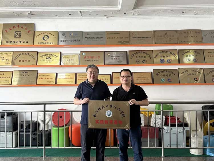 Ruitang Technology sa spojila s ruky s Zhejiang Normal University Xingzhi College, aby spoločne vybudovala praktickú vzdelávaciu základňu a otvorila novú kapitolu v integrácii priemyslu a vzdelávania